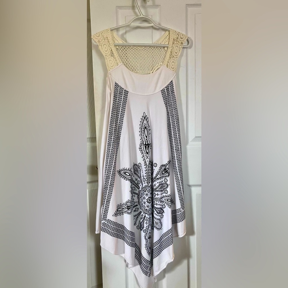 White and Black Mandala-style print Sleeveless Dress

Size Sm/M